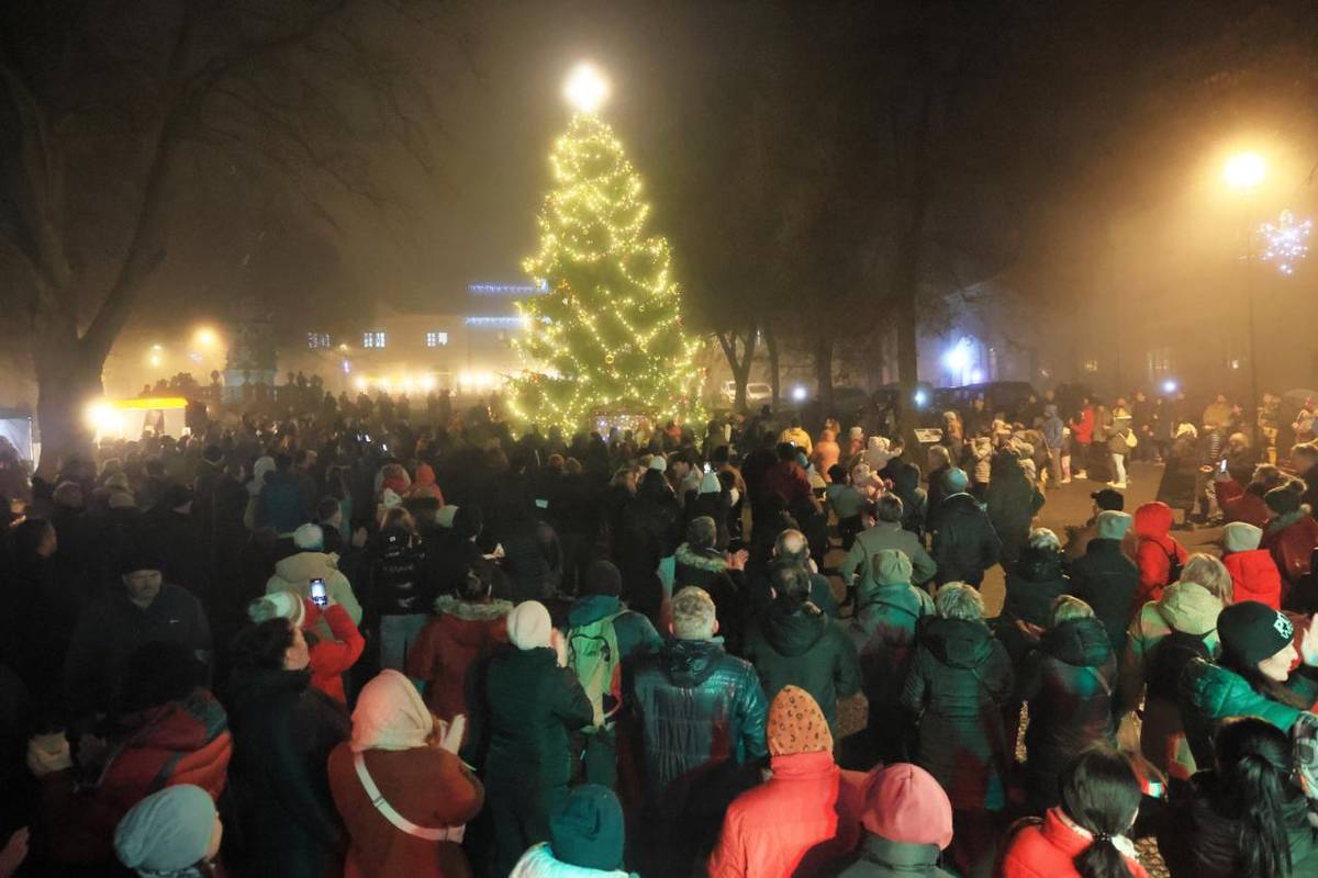 První adventní neděli 30. 11. zažily Žlutice kouzelnou atmosféru tradiční slavnosti, kterou se město i jeho občané chystají na Vánoce. Letos za účasti skupiny z partnerského Warmensteinachu. Po nedávné revitalizaci náměstí se pro slavnost otevřely i jeho další plochy...