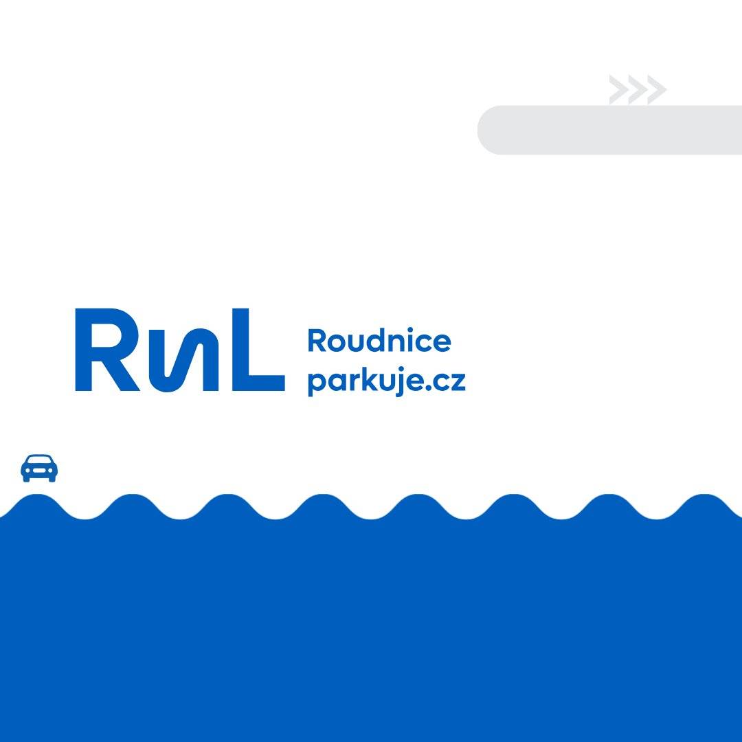 Město Roudnice nad Labem 1. února 2026 spustí nový parkovací systém. Zejména v oblasti širšího centra přinese zásadní změny, upřednostňující lokální rezidenty i všechny roudnické obyvatele a krátkodobé před dlouhodobým parkováním návštěvníků města.  Již nyní můžete v ulicích postupně vídat nutné změny – vodorovné i svislé dopravní značení, nové automaty či informační plochy. Parkovací známky budou dostupné v předprodeji. Oproti současnému stavu dojde k rozšíření placeného stání do širšího centra a rozdělení na dvě zóny. V historickém jádru (tedy zóně A) jsou upřednostněny potřeby rezidentů, pracujících či podnikajících abonentů a krátkodobých návštěv. Proto jsou trvalá povolení omezena a dlouhodobé parkování progresivně zdraženo. Zóna širšího centra (B) oproti tomu umožní získání oprávnění všem Roudničanům za víceméně symbolickou cenu. Zároveň však v nezměněné podobě stále zůstává možnost parkování zdarma ve večerních a nočních hodinách i o víkendech a svátcích.   "Nová koncepce Roudničanům přinese možnost zaparkovat svá vozidla bezpečně, podle pravidel a také s respektem k ostatním uživatelům veřejného prostoru.Věřím, že změny přinesou jeho lepší využití. Vše připravujeme tak, abychom systém nastavili co nejpohodněji a jednorázově zaplatit či pořídit si dlouhodobé oprávnění bylo opravdu jednoduché," řekl místostarosta Richard Červený, mající dopravu a tedy i celý projekt v gesci.  Více si přečtěte v článku na městských webových stránkách. Veškeré informace o novém systému, včetně odpovědí na časté dotazy, najdete na www.roudniceparkuje.cz.