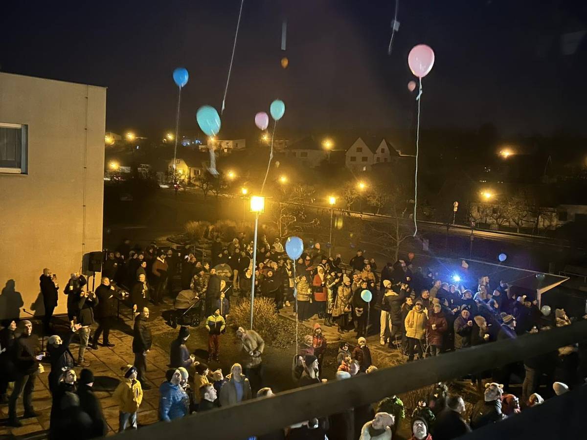 Již tradičně si děti z naší školy i školky připravily krátké pásmo písniček a básniček u příležitosti rozsvěcování vánočního stromu.