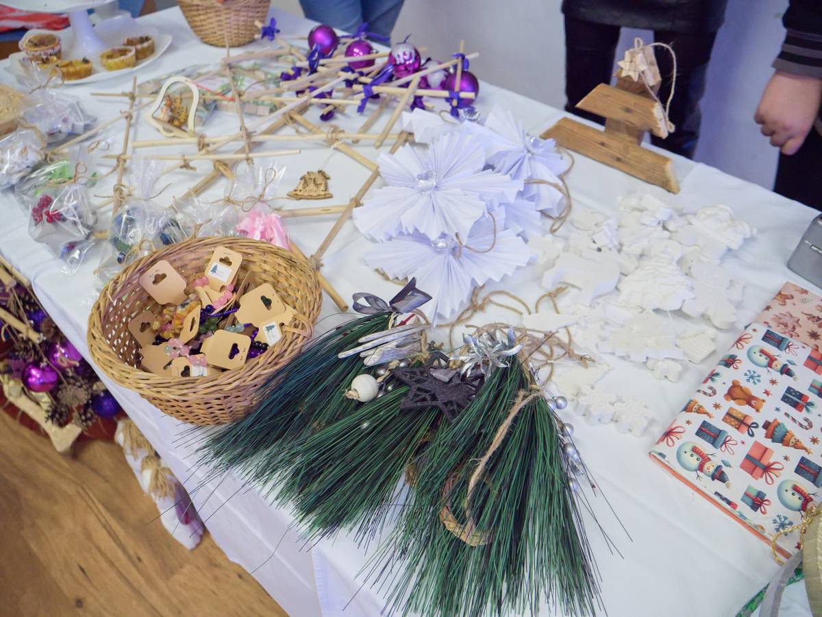 V sobotu 6. 12. od 14 do 17 hod. se v kulturním zařízení uskuteční tradiční VÁNOČNÍ TRHY. Přijďte se inspirovat a načerpat vánoční atmosféru. Vánoční výrobky budou prodávat také děti ze ZŠ a MŠ Cejle. Pro malé šikulky bude připravena vánoční dílnička.