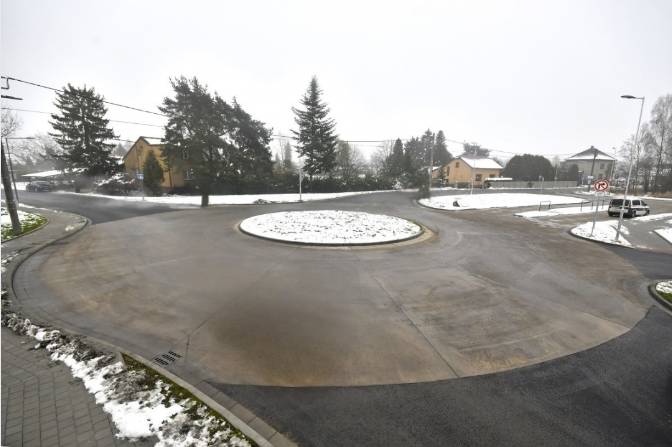 Od 1. prosince 2025 je plně průjezdná křižovatka na rozmezí Rychvaldu a Bohumína, která prošla půlroční rekonstrukcí v rámci stavby „Rekonstrukce silnice II/471 v úseku Rychvald–Bohumín–Záblatí (II. etapa)“. Místo je nově řešeno jako kruhový objezd doplněný o moderní autobusový terminál. Stavba dosud nebyla zkolaudována, proto žádáme veřejnost o zvýšenou opatrnost a respektování dopravního značení. O víkendu byla položena finální asfaltová vrstva. Zbývající dokončovací práce budou probíhat za provozu. Důležité informace pro veřejnost:   Autobusový terminál zatím není v provozu. Autobusové linky využívají provizorní zastávky.   Linka č. 23 začne opět zajíždět do této lokality od 17. prosince 2025, rovněž s využitím provizorních zastávek.   Projekt za 21 milionů korun financoval z 70 procent Moravskoslezský kraj. Zbylé náklady si rovným dílem rozdělila města Rychvald a Bohumín. Rekonstrukce patří mezi dlouhodobě plánované investice, jejichž příprava byla komplikována složitými majetkoprávními vztahy v dané lokalitě. Děkujeme všem za trpělivost během omezení a přejeme bezpečnou cestu nově upraveným úsekem.