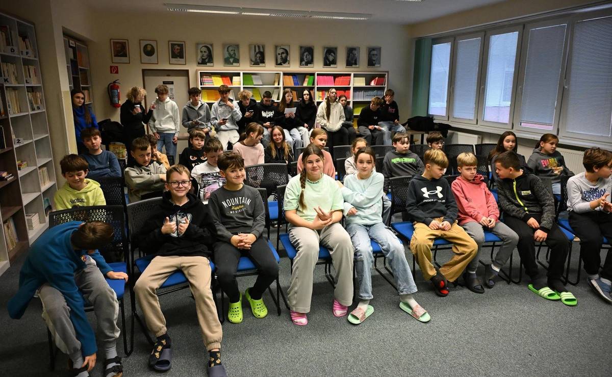 Pri príležitosti 210. výročia narodenia významného slovenského dejateľa Ľudovíta Štúra sa v Základnej škole A. Bagara v Trenčianskych Tepliciach uskutočnila tematická hodina, ktorej cieľom bolo žiakom priblížiť život, dielo a odkaz tejto kľúčovej osobnosti slovenských dejín. Podujatie bolo pripravené tak, aby žiakom jednoducho a zrozumiteľne predstavilo dobu, v ktorej Štúr pôsobil, jeho zásadný prínos k formovaniu spisovnej slovenčiny aj jeho úsilie o posilnenie národného povedomia. Súčasťou programu bola prezentácia, ktorú si deviataci pripravili pre žiakov piateho ročníka. Okrem pútavých informácií a vizuálnych ukážok pripravili pre mladších spolužiakov aj krátky kvíz so sladkou odmenou. Tematickú hodinu podporila svojou účasťou aj primátorka mesta Trenčianske Teplice Zuzana Frajková Ďurmeková, ktorá škole venovala nové publikácie venované životu Ľudovíta Štúra. „Chcem poďakovať škole, vedeniu a najmä pani učiteľke deviateho ročníka za pozvanie. Matica slovenská každoročne vyhlasuje rok venovaný významnej osobnosti – tento rok si pripomíname 210. výročie narodenia Ľudovíta Štúra. Vďačíme mu nielen za reformu slovenského jazyka, ale aj za to, že nám ukázal, aké dôležité je chrániť svoju kultúru, jazyk a identitu. Žiaci dnes videli, že keď idete za svojím cieľom, pracujete na sebe a ste obklopení správnymi ľuďmi, dokážete veľké veci,“ uviedla primátorka. Publikácia podľa nej prispeje k väčšiemu záujmu žiakov o slovenské dejiny a literatúru. Pozitívne podujatie hodnotila aj riaditeľka školy Lýdia Pažítková: „Dnešnú tematickú hodinu vnímam veľmi pozitívne a som rada, že sa jej naši deviataci ujali s takým nasadením. Pripravili ju interaktívne a prispôsobili mladším žiakom tak, aby ich zaujala. Naša škola je zapojená do kurikulárnej reformy, ktorá kladie veľký dôraz na projektové dni a podobné aktivity. Ďakujem mestu Trenčianske Teplice za zakúpenie nových kníh – využívať ich budeme aj na druhom stupni, keďže sú spracované v komiksovej forme.“ Tematická hodina tak nielen pripomenula význam Ľudovíta Štúra, ale zároveň podporila záujem žiakov o históriu a rozšírila možnosti modernej výučby na škole.