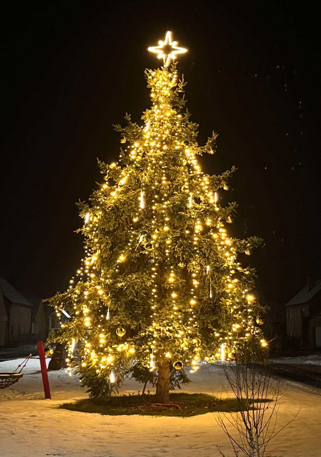 Letošní společné rozsvěcení vánočního stromečku se opravdu vydařilo. Sešli jsme se v hojném počtu, společně si užili krásnou předvánoční atmosféru, vůni pečeného pečiva i horkých nápojů a hlavně okamžik, kdy se náš stromeček poprvé rozzářil. Rádi bychom vám všem srdečně poděkovali za účast, dobrou náladu i pomoc s přípravami. Bylo skvělé vidět, jak se obec opět spojila a užila si společné chvíle. Pozitivní ohlasy na nový vzhled našeho vánočního stromečku nás velmi potěšily. Na základě těchto reakcí jsme se rozhodli přihlásit ho do soutěže Litoměřického deníku. Pokud chcete podpořit naši obec, můžete hlasovat každou hodinu. 🗳 Hlasovat můžete zde: https://litomericky.denik.cz/zpravy_region/vanocni-strom-deniku-hlasovani-litomericko-20251202.html Děkujeme za každý hlas a za to, že společně děláme naši obec hezkým místem! 🎄✨