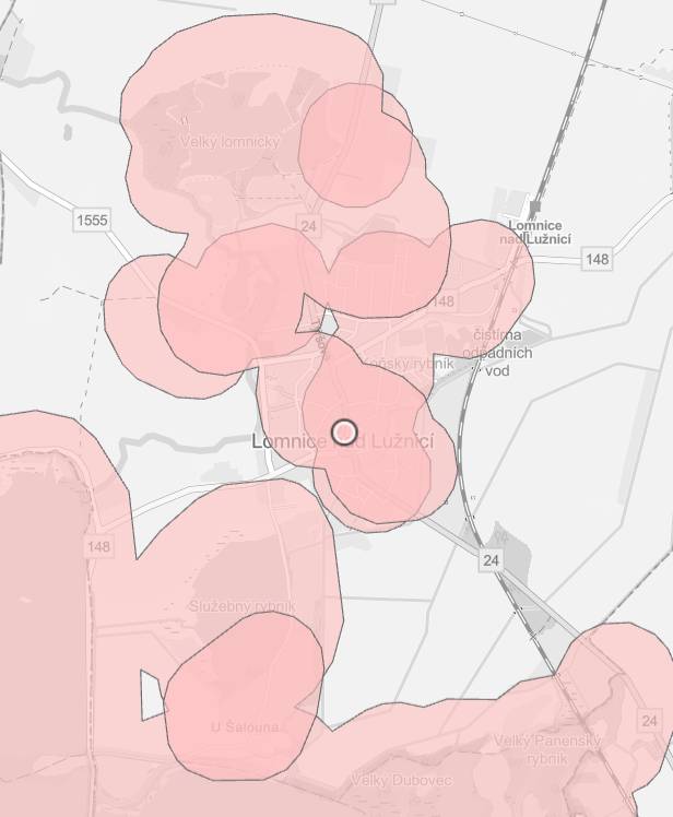 Dne 1. prosince 2025 vstupuje v platnost novela zákona o pyrotechnice, která zásadním způsobem mění pravidla pro odpalování ohňostrojů po celé České republice. Vzhledem k charakteru Lomnice nad Lužnicí a jejího okolí (rybníkářská a zemědělská oblast) se tato změna dotkne místních obyvatel velmi výrazně. Pokud jste zvyklí vítat nový rok nebo slavit narozeniny s ohňostrojem na zahradě, zbystřete.  Od 1. prosince 2025 začíná platit novela zákona. Většina území Lomnice nad Lužnicí a okolí se ocitla  v tzv. ochranném pásmu, kde je odpalování pyrotechniky nově zakázáno. Nová legislativa zavádí plošný zákaz používání zábavní pyrotechniky kategorií F2 a vyšších (tedy klasické petardy, kompakty, rakety) ve vzdálenosti do 250 metrů od chráněných objektů. Přímo novela zákona nám nyní nařizuje, kde všude se NESMÍ odpalovat: Zákazová zóna (250 metrů) se tvoří kolem těchto objektů: Zdravotnická zařízení lůžkové péče a domovy poskytující sociální služby; Zvířecí útulky a záchranné stanice; Zoologické zahrady; Veterinární ošetřovny s hospitalizací; Registrované chovy zvířat. Právě bod „registrované chovy“ je důvodem, proč je mapa v okolí Lomnice tak červená. Do této kategorie spadají nejen velké kravíny nebo vepříny, ale i menší hospodářství, stáje a dokonce i registrovaná stanoviště včelstev. V zemědělsky aktivním kraji, jako je Třeboňsko, se tyto 250metrové kružnice překrývají tak, že pokrývají téměř celé intravilány obcí i volnou krajinu. Jak zjistím, zda mohu odpalovat u svého domu? Nejjistější je podívat se do oficiální mapy, kterou vydalo Ministerstvo zemědělství.  Otevřete mapový portál AgriGIS (zde viz přiložené mapka) Do vyhledávacího pole vpravo nahoře zadejte svou adresu nebo „Lomnice nad Lužnicí“. Pokud je vaše zahrada nebo ulice podbarvena červenou barvou, platí zde přísný zákaz odpalování pyrotechniky.  Zákaz se nevztahuje na pyrotechniku nejnižší kategorie F1. Tu lze používat i v červených zónách (nezakazuje ji t.č. ani žádná místní vyhláška).  Povolené (F1): Prskavky, bouchací kuličky, bzučáky, malé dýmovničky, fontánky do dortů (od 15 let věku) Zakázané (v zónách): Petardy, římské svíce, kompaktní baterie, rakety (vše kategorie F2, F3, F4).  Nová pravidla nejsou jen doporučením. Za porušení zákazu v ochranném pásmu hrozí fyzickým osobám na místě vysoké pokuty, ve správním řízení se mohou vyšplhat až do desítek tisíc korun. Policie bude mít díky mapě jasný podklad pro kontrolu. Vzhledem k husté síti hospodářských objektů a chráněných budov v našem městě je odpalování klasických ohňostrojů od 1.12.2025 nelegální na většině území našeho města i v jeho okolí. Doporučujeme všem občanům, aby si před případným nákupem pyrotechniky zkontrolovali svou adresu v mapě a předešli tak nepříjemnostem s policií či ohrožení zvířat a sousedů.