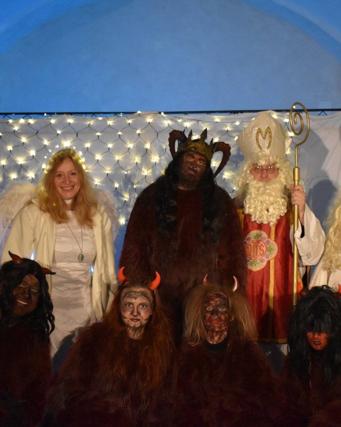 Mikuláš s anděly a čerty v Trčkově hradě – 6. prosince 2025  Připravte se na nezapomenutelné setkání s Mikulášem a jeho nezbednými čerty! V sobotu 6. prosince od 13:30 do 19:00 vás zveme na interaktivní prohlídku pekla v Trčkově hradě, kde se děti i dospělí stanou součástí příběhu plného napětí, legrace a kouzel. Zažijte dobrodružství mezi anděly a čerty, setkejte se s Mikulášem a zjistěte, kdo si zaslouží sladkou odměnu a kdo naopak musí čelit čertovským zákeřnostem.  Co vás čeká:  interaktivní prohlídka pekla s čerty setkání s Mikulášem sladké překvapení pro děti  Přijďte si užít vánoční atmosféru s kapkou dobrodružství a zažijte den, na který budete ještě dlouho vzpomínat!    V 17 hodin společně rozsvítíme vánoční stromeček – čeká nás příjemné předvánoční setkání v krásném prostředí kláštera.   Celá akce se koná v konventní zahradě za kostelem. Cesta bude nasvícená a označená šipkami, takže snadno trefíte. Parkování bude připravené na louce pod klášterem – sledujte značení a pokyny pořadatelů.     Rezervace prohlídky je doporučená: +420 725 448 291 +420 569 431 234 centrum@zeliv.eu   V konventní zahradě bude připraveno od 14 hodin bohaté zázemí pro celou rodinu: • Vyhřívaný stan a vnitřní prostor s dílničkami pro děti • Občerstvení zajistí naše klášterní restaurace a pivovar   Venkovní zóna plná zábavy: mini lanové centrum airsoft bodyzorbing laser game   a mnoho dalších atrakcí pro malé i velké dobrodruhy.