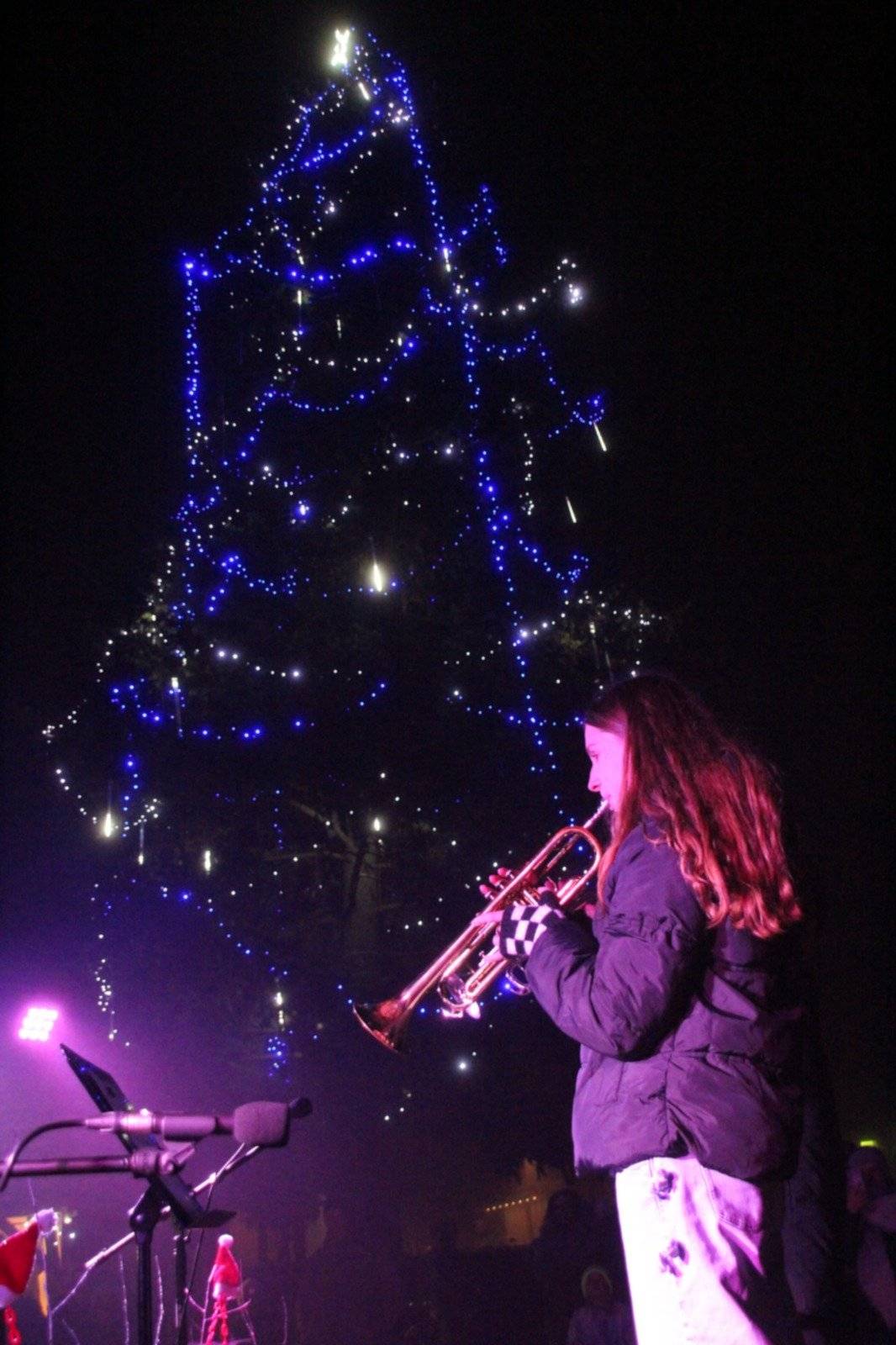 - stovky návštěvníků, skvělá atmosféra a jeden krásný adventní den. V neděli 30. 11. 2025 ožily Hovorčovice vánočními trhy, které přilákaly stovky lidí a nabídly den plný pohody, vůní a sousedského setkávání. Prostor provoněl svařák, domácí dobroty a vánoční hudba, která dotvářela kouzelnou adventní náladu. Návštěvníci si mohli odnést ručně vyráběné výrobky, dekorace, adventní věnce, šperky, knihy i spoustu drobných dárků. Nechybělo občerstvení, cukroví ani horké nápoje – vše, co k adventu patří. Velký zájem vzbudila vystoupení dětí z mateřské školy a Umělecké akademie pod vedením pana Kužvarta a Adriany Žitníkové. Celý program provázel moderátor, který dotvářel atmosféru slovem i hudbou. Z celého srdce děkujeme všem, kdo se na přípravě a průběhu trhů podíleli. Jen díky vám vzniklo místo, kde jsme se mohli na chvíli zastavit, společně se potkat a nadechnout se adventního klidu. Velké díky patří i návštěvníkům – bez vás by trhy neměly své kouzlo. Jsme rádi, že jsme tento čas mohli prožít společně, a těšíme se na další setkávání v roce 2026. Za organizační tým  Martina · Petra · Katka