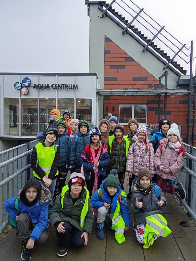 V pondělí 1. prosince zahájili naši druháci a třeťáci plavecký výcvik v Šumperku.