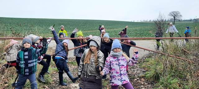 Ve dnech 19. 11. -21. 11. 2025 se žáci 3. třídy zúčastnili ekologického pobytu v Oucmanicích v rámci programu „Zapomenutá zima“. Celý pobyt byl zaměřen na poznávání přírody, tvořivou práci a společné zážitky, které děti sbližují a zároveň podporují jejich vztah k ekologii.