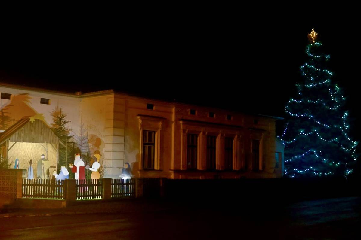 Přátelé,  letos jsme Čestický vánoční strom přihlásili do soutěže o nejkrásnější vánoční strom Deníku. Prosíme o hlasování....   Je nutné se zaregistrovat (=napsat email a 2x vymyšlené heslo) a pak lze hlasovat každou hodinu.   Moc díky..Náš strom s betlémem vytvořeným našimi občany je opravdu nejhe