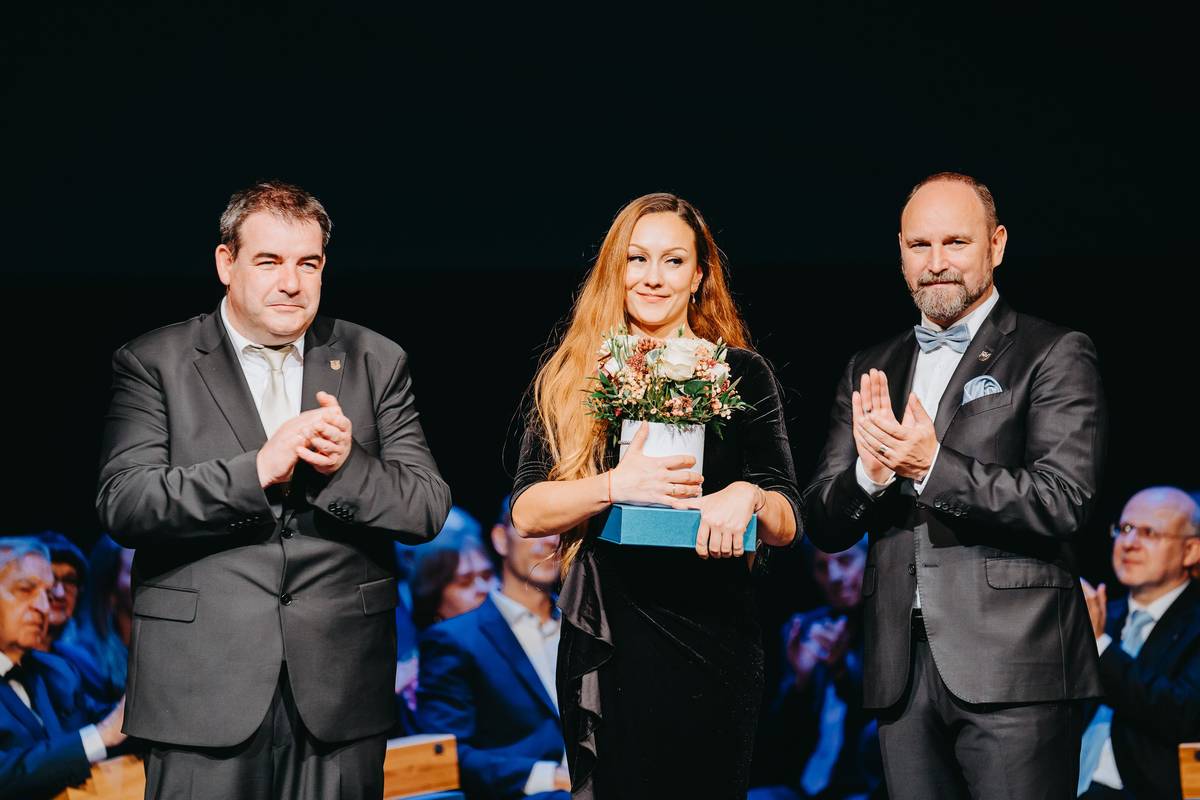 Počas slávnostného galavečera v Divadle Jána Palárika v Trnave odovzdali zástupcovia Trnavského kraja verejné ocenenie 30 osobnostiam a kolektívom v šiestich kategóriách. Okrem toho predseda Jozef Viskupič udelil deväť Cien predsedu Trnavského kraja za záslužné činy. Ocenenou bola aj Leopoldovčanka Mirka Gánovská (Pacalajová) za záchranu života. 🚑Mirka pracuje na odbore školstva Úradu Trnavského samosprávneho kraja ako odborná referentka. Počas jazdy služobným vozidlom cez križovatku bola svedkom náhleho odpadnutia neznámeho muža na priechode pre chodcov. Neváhala ihneď zastaviť služobné vozidlo a mužovi poskytnúť prvú pomoc s oživovaním a masážou srdca. Privolala záchrannú zdravotnú službu, ktorá pána odviezla do nemocnice.   ➡️A čo by odporučila všetkým, ktorí by chceli byť rovnako ako ona pripravení v situácii, keď treba zachrániť život? „Odporučiť môžem akreditované kurzy prvej pomoci, ktoré organizuje náš úrad v projekte Zdravá župa, a to pre verejnosť, zamestnancov i skupiny. Naučia ľudí rozpoznať príznaky život ohrozujúcich stavov a poskytnúť adekvátnu prvú pomoc,“ hovorí Mirka a pripomína, že dnes je aj v Leopoldove externý defibrilátor. Jeden je k dispozícii v hasičskej zbrojnici, druhý v súčasnosti zabezpečuje mesto a o jeho umiestnení budeme obyvateľov informovať. Martin Jurčo, foto archív M.G.  Celý článok nájdete na webovej stránke mesta.