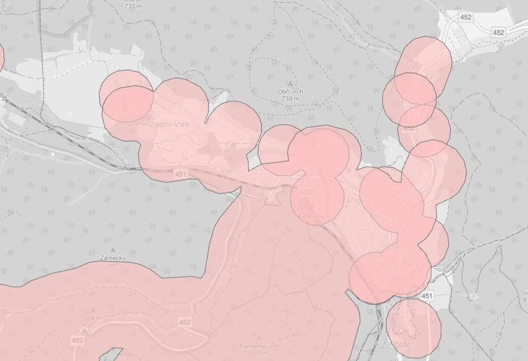 Od 1. 12. 2025 vstoupila v účinnost rozsáhlá novela zákona o pyrotechnice, která zavádí celorepubliková omezení pro používání zábavní pyrotechniky.  Zákaz používání pyrotechniky v ochranném pásmu 250 metrů Nově je zakázáno používat pyrotechniku kategorií F2, F3 a vyšší (tedy například petardy, rakety, baterie, ohňostroje) v okruhu 250 metrů od tzv. chráněných objektů. Mezi ty patří zejména:   nemocnice, léčebny a další zařízení poskytující lůžkovou péči,   domovy pro seniory a zařízení sociálních služeb,   útulky pro zvířata, záchranné stanice a zoologické zahrady,   chovy hospodářských zvířat a další objekty určené Ministerstvem zemědělství.   Smyslem je snížit hluk, stres a zdravotní rizika, kterým mohou být lidé i zvířata při výbuchu pyrotechniky vystaveni. Co zůstává povoleno Bez omezení lze nadále používat pouze pyrotechniku kategorie F1, kam patří například prskavky, malé fontány, confetti výrobky a podobná nejméně nebezpečná pyrotechnika. Zpřísnění prodeje pyrotechniky Novela také zpřísňuje pravidla pro prodej:   pyrotechniku vyšších kategorií už nebude možné prodávat ve stáncích či dočasných prodejnách,   nákup online bude vyžadovat ověření věku,   prodej kategorií F2 a vyšších bude dostupný pouze v kamenných obchodech.   V následujícím odkazu můžete hledat podle PSČ jednotlivé obce a města. Odkaz: https://ohnostroje.pozemkov.cz/?lat=-527321.1758840523&lon=-1067066.4193020626&zoom=14.551359376799356