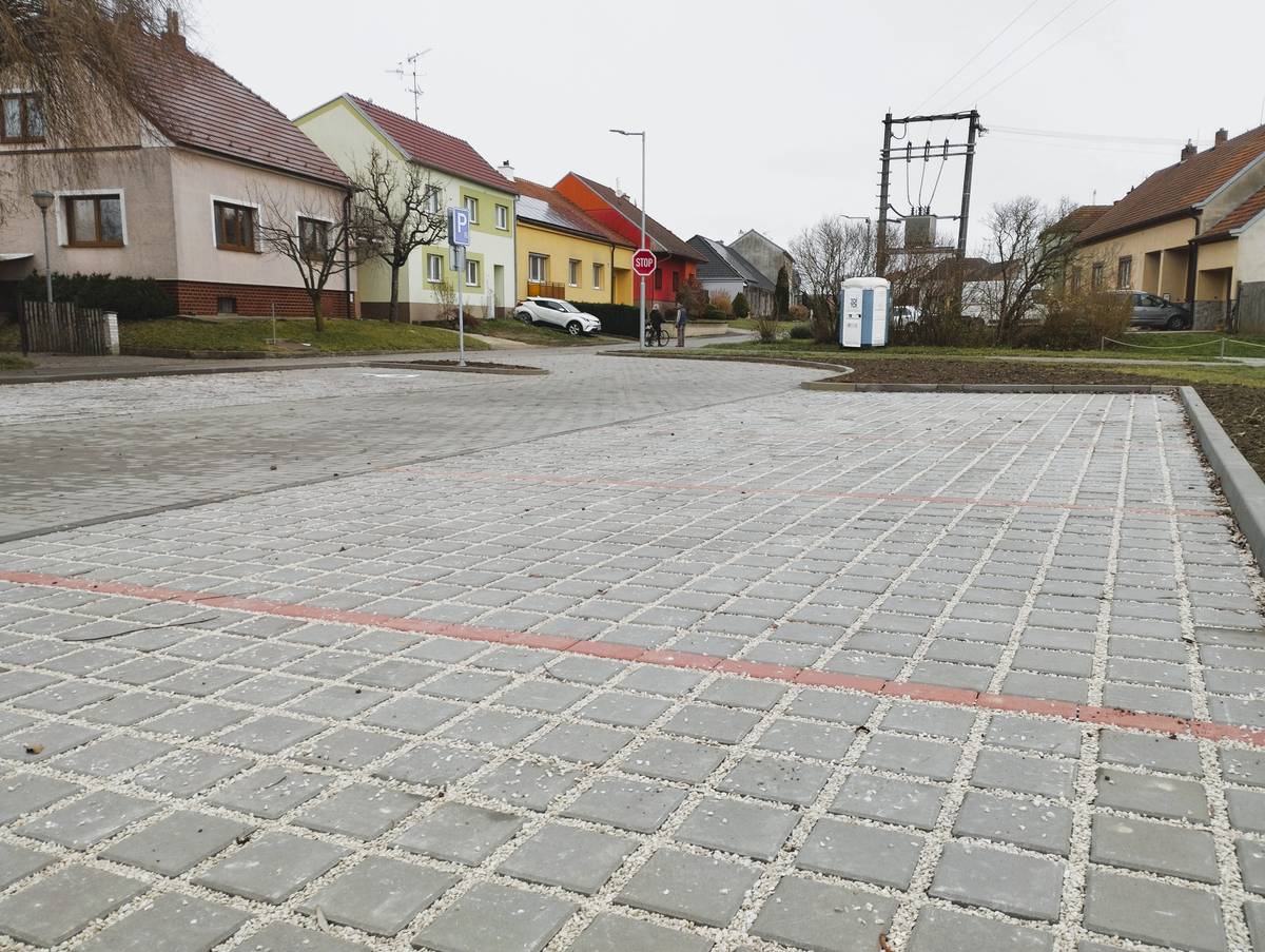 Obec koncem listopadu dokončila realizaci projektu, jehož předmětem byly stavební úpravy a rozšíření parkoviště naproti přírodnímu areálu Lúky – vzniklo zde 12 nových parkovacích míst včetně 1 místa pro invalidy. Povrch parkoviště je z velké části tvořen moderní zasakovací dlažbou napojenou na drenážní systém pro efektivní odvod srážkových vod. Součástí projektu je také vybudování nového altánu pro cyklisty, který bude dokončen na jaře příštího roku ještě před zahájením turistické sezóny. Celkové výdaje stavby představovaly dle smlouvy o dílo se zhotovitelem částku 1.489.819,00 Kč, vybudování odpočívadla pro cyklisty bude stát přibližně 200 tis. Kč. Celkový rozpočet projektu, tzn. výdaje na parkoviště, altán, projektovou přípravu, administraci žádosti o dotaci a výběrového řízení činí cca 2 mil. Kč. Projekt získal dotační podporu z evropských fondů prostřednictvím Integrovaného regionálního operačního programu (IROP – výzva č. 82 Veřejná infrastruktura cestovního ruchu) ve výši 50 %, tzn. 1 mil. Kč; z prostředků Jihomoravského kraje obec získala dotaci ve výši 300 tis. Kč.