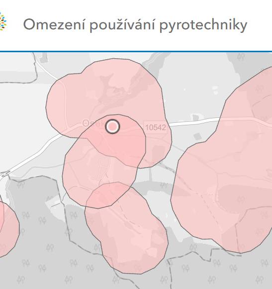 Vážení občané, 1.12.2025 začala platit novela zákona č. 206/2015 Sb. o pyrotechnických výrobcích.  Nařízení zakazuje volný prodej silnějších rachejtlí mimo kamenné obchody. Stanovuje také obecné odstupové vzdálenosti, které je třeba v daných oblastech dodržet. Posiluje pravomoc obcí, které mohou i svými vyhláškami dál omezit používání dělobuchů na svém katastru. Například mohou stanovit úplný zákaz nebo jej vymezit daty a časy. https://www.jcted.cz/nastane-klid-republikova-mapa-mist-se-zakazem-uzivani-pyrotechniky-vyvolala-prekvapeni-plati-skoro-vsude/ Do povolené kategorie F1 patří nejslabší zábavní pyrotechnika – práskací kuličky, včeličky apod., kterou mohou odpalovat už držitelé občanských průkazů od 15 let.