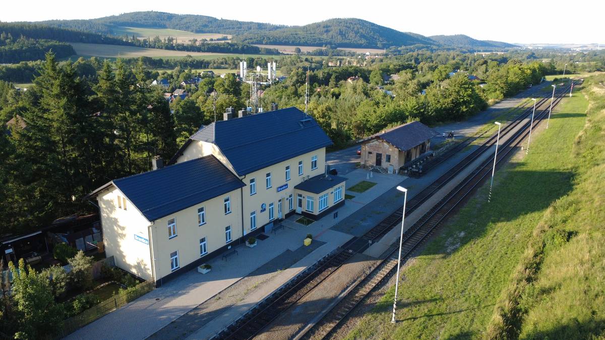 🚉 Obnovení železniční dopravy přes  Brantice 🚉 Oznamujeme občanům, že od čtvrtka 4. 12. 2025 od 16:00 hodin bude obnovena železniční doprava v úseku přes Brantice. Práce - úklid v okolí kolejí a budovy vlakového nádraží však budou nadále pokračovat, proto prosíme o zvýšenou opatrnost při pohybu v této oblasti. Děkujeme především domům v okolí za trpělivost během rekonstrukce. 🙏