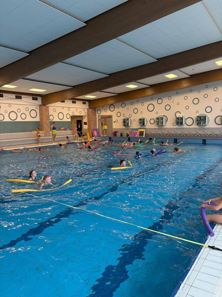Dnes žáci 2. a 3. tříd zahájili v Šumperku plavecký výcvik