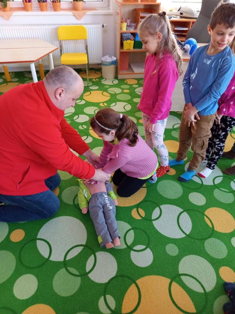 V pátek 28.11. se žáci 1. a 2. tříd učili společně se záchranáři z nemocnice v Šumperku jak poskytnout první pomoc. Děkujeme všem záchranářům.