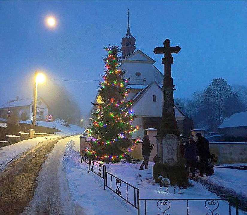 Děkujeme paní Lesákové a všem, kdo pomáhali vyzdobit Helvíkov vánočním osvětlením.