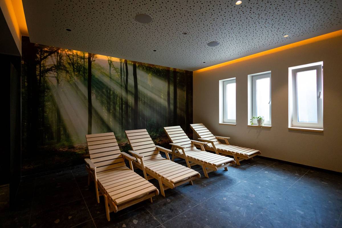 Milí saunoví nadšenci,  od pátku 5.12.2025 zahajujeme zkušební provoz privátní sauny v Domě u Petrů.  Sauna je určena max. pro 4 osoby a v provozu bude vždy od pátku do neděle. Před první rezervací je nutné se osobně registrovat na Obecním úřadě Včelná.  Cena za 2 hodiny saunování je 800 Kč.  Veškeré informace naleznete zde: SAUNA Věříme, že pobyt v nové sauně bude pro vás příjemnou relaxací a budete se sem rádi vracet.  Obec Včelná