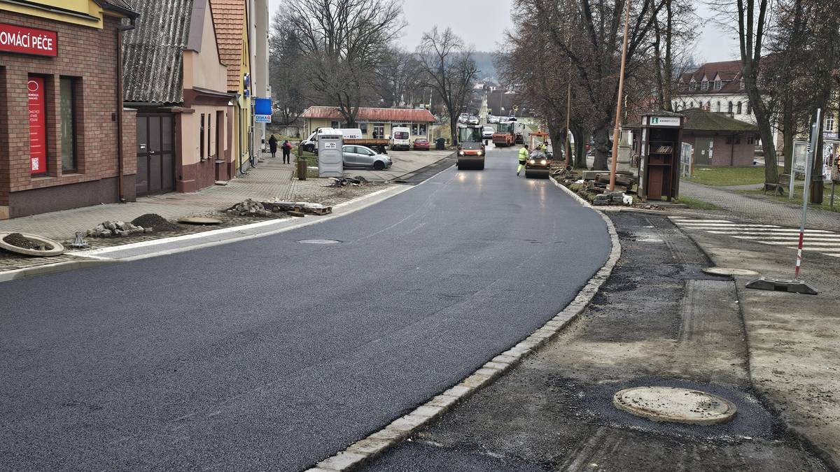 Informujeme občany, že z důvodu asfaltování pruhů na náměstí kolem komunikace a lajnování vodorovného dopravního značení nebude možné ještě ve čtvrtek 4. 12. zajíždět na náměstí MUDr. Svobody. Svoz odpadu na náměstí proběhne v pátek.