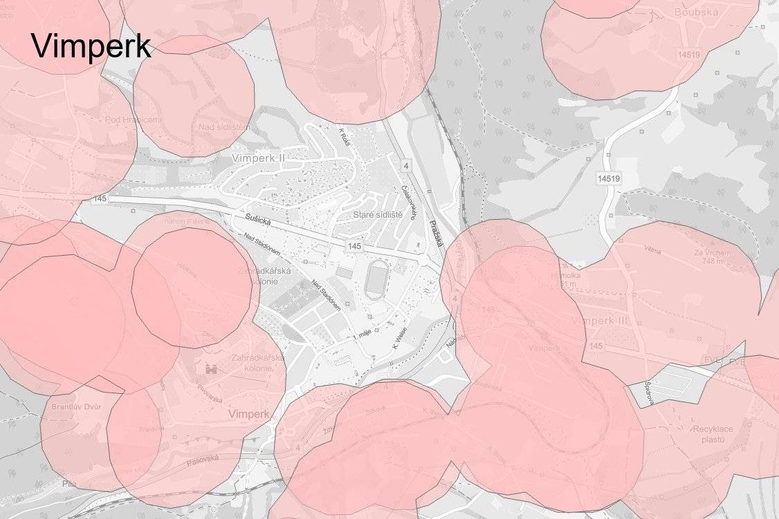 Od 1. prosince platí novela zákona o pyrotechnice č. 334/2025 Sb. a použití pyrotechniky je nově zakázáno do vzdálenosti 250 metrů od objektů, jako jsou nemocnice, domovy pro seniory, stacionáře, útulky, záchranné stanice, zoo a objekty k chovu zvířat. Zákaz se tak vztahuje v podstatě na celé území Vimperka vyjma okolí ulic Sušická a 1. máje. Zóny zákazu si můžete podrobněji prohlédnout v mapové aplikaci ministerstva zemědělství, které zákon připravilo: Omezení používání pyrotechniky. Zákaz neplatí pro nejnižší kategorii pyrotechniky F1 s nízkou úrovní hluku, kterou lze používat v uzavřených prostorách (prskavky, kapslíky, bouchací kuličky apod.). Městská policie je na vymáhání zákona připravena, podezření na porušení zákona můžete hlásit na lince 156. Městská vyhláška o veřejném pořádku, která dosud používání pyrotechniky zakazovala pouze v historickém centru, bude uvedena do souladu se zákonem na nejbližším zasedání zastupitelstva. Zákaz, nezákaz, buďme k sobě hlavně ohleduplní a s rámusem to zbytečně nepřehánějme. Děkujeme.