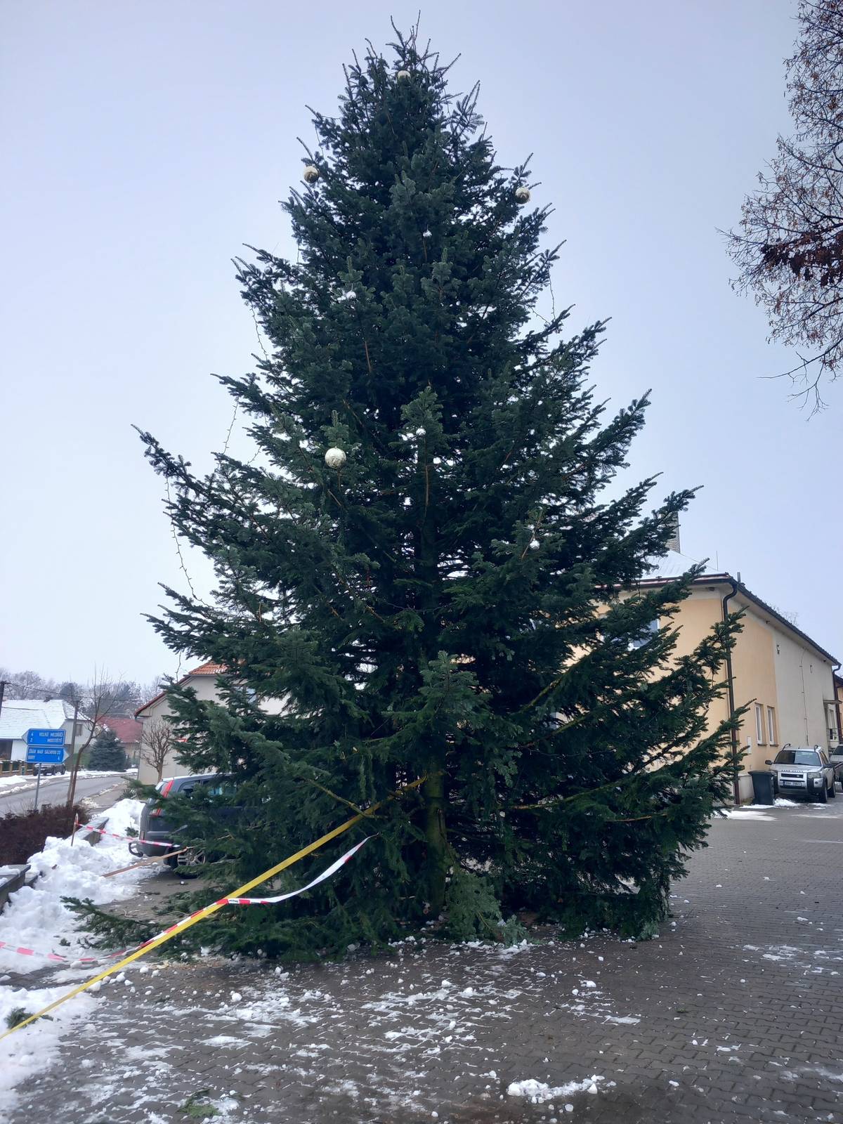 Vzhledem k tomu, že vánoční strom má rozvětvený kmen, vzniká při silném větru zvýšené riziko jeho rozlomení. I přes dodatečné zabezpečení provedené SDH Vídeň žádáme občany, zejména děti, aby se v době nepříznivého počasí nepřibližovali k bezprostřední blízkosti stromu a dbali na svou bezpečnost. Děkujeme za pochopení.