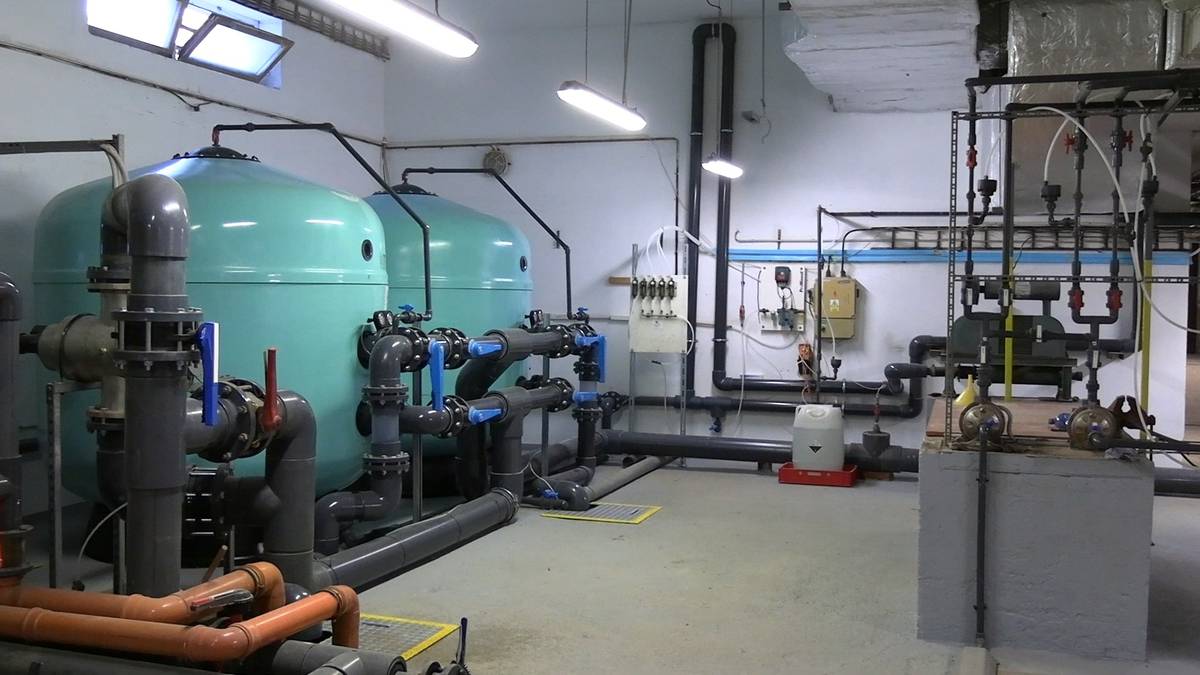 Krytý plavecký bazén v Litoměřicích má za sebou rozsáhlou modernizaci technologií a zázemí. Během plánované letní odstávky, která se kvůli nutnosti rozšířit původní rozsah prací protáhla, prošel areál největší obnovou za poslední roky. Nyní nabízí návštěvníkům bezpečnější a komfortnější prostředí.  Mezi nejvýraznější investice patří výměna filtračního zařízení. Dále bylo instalované nové dmychadlo pro vířivou část malého bazénu a vznikly dvě moderní parní kabiny. „V rámci technických úprav prošla opravou také vzduchotechnika, kompletně se vyspárovaly bazénové vany a vyměnily přelivové mřížky. Rekonstrukce zahrnovala i výměnu saunových kamen a instalaci nových sprchových ventilů v šatnách. Zároveň jsme doplnili bezpečnostní kamerový systém a provedli řadu dalších drobných oprav,“ popsal Jan Fišera, ředitel Městských sportovních zařízení. V současné době ještě probíhá výměna dalších zastaralých technologií a další jsou plánovány v budoucnu. Opravy byly hrazeny z větší části z rozpočtu města Litoměřice a částečně z rozpočtu Městských sportovních zařízení. {gallery}02025/bazen_oprava{/gallery}