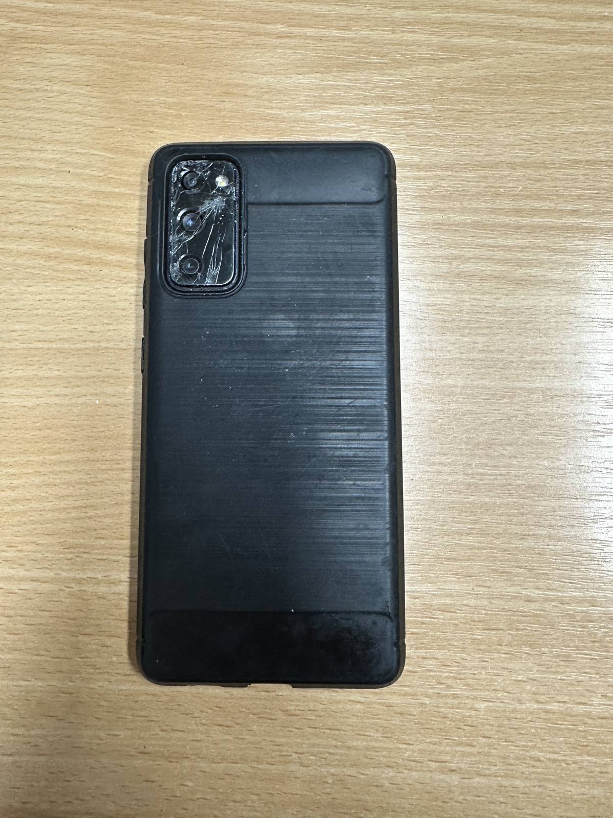 Dnes ráno byl na parkovišti u prodejny "U Židků" nalezen mobilní telefon a odevzdán na Obecní úřad Vojkovice. 📱 Majitel si jej může vyzvednout na Obecním úřadě.