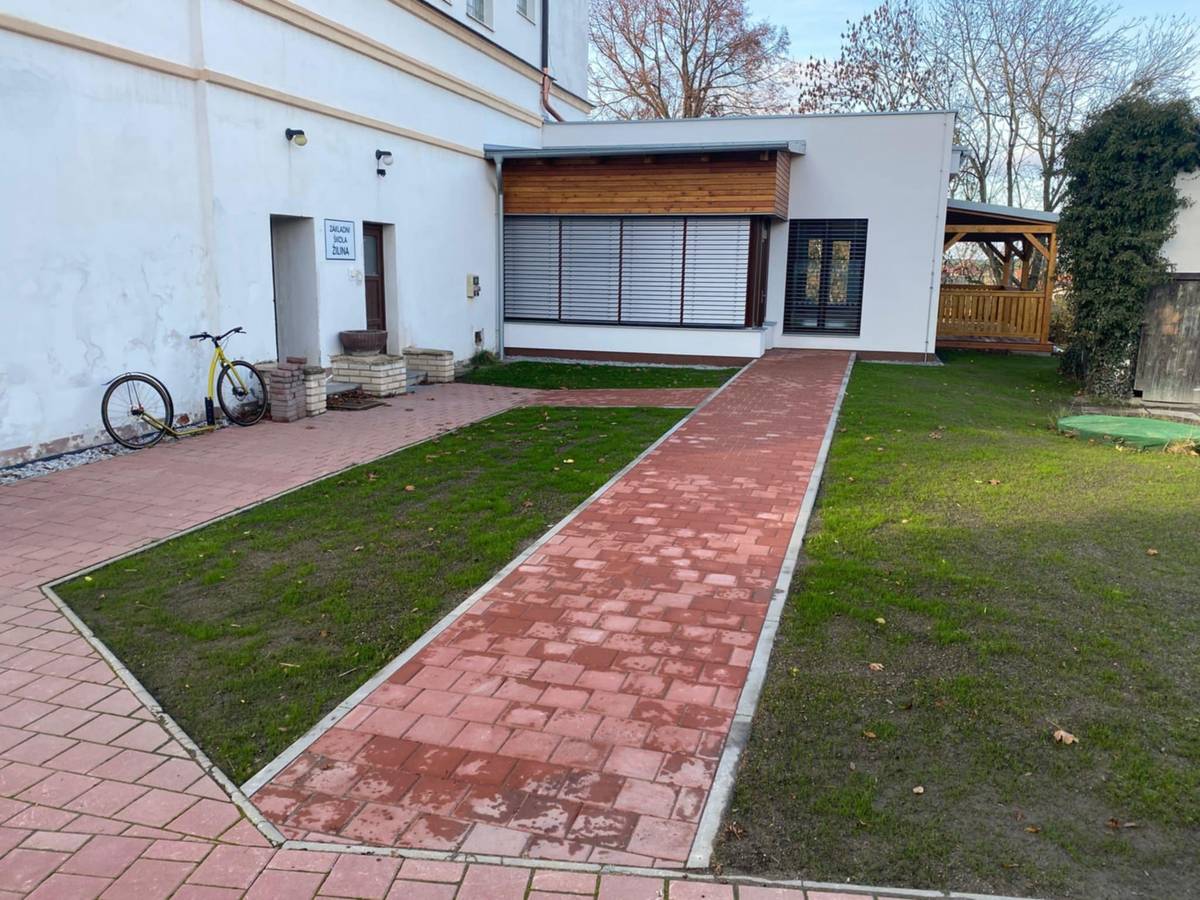 Ve středu 10. 12. 2025 v 16.30 hodin Vás srdečně zveme na slavnostní otevření nové školní družiny. Základní škola Žilina dále připravila program pro rodiče a přátele školy. 16:30 – 17:15 hod. - slavnostní otevření ŠD, prohlídka přístavby 17:30 – 17:50 hod. - vánoční vystoupení žáků ZŠ na zahradě školy 18:00 – 19:00 hod. - připojení k vánoční výzvě Česko zpívá koledy s Deníkem, setkání u cukroví a čaje Projekt Přístavba školní družiny a stavební úpravy objektu ZŠ, Žilina, ul. Kladenská č.p. 75, je spolufinancován Evropskou unií. Hlavním cílem projektu je zkvalitnění vzdělávací infrastruktury školní družiny/školního klubu.