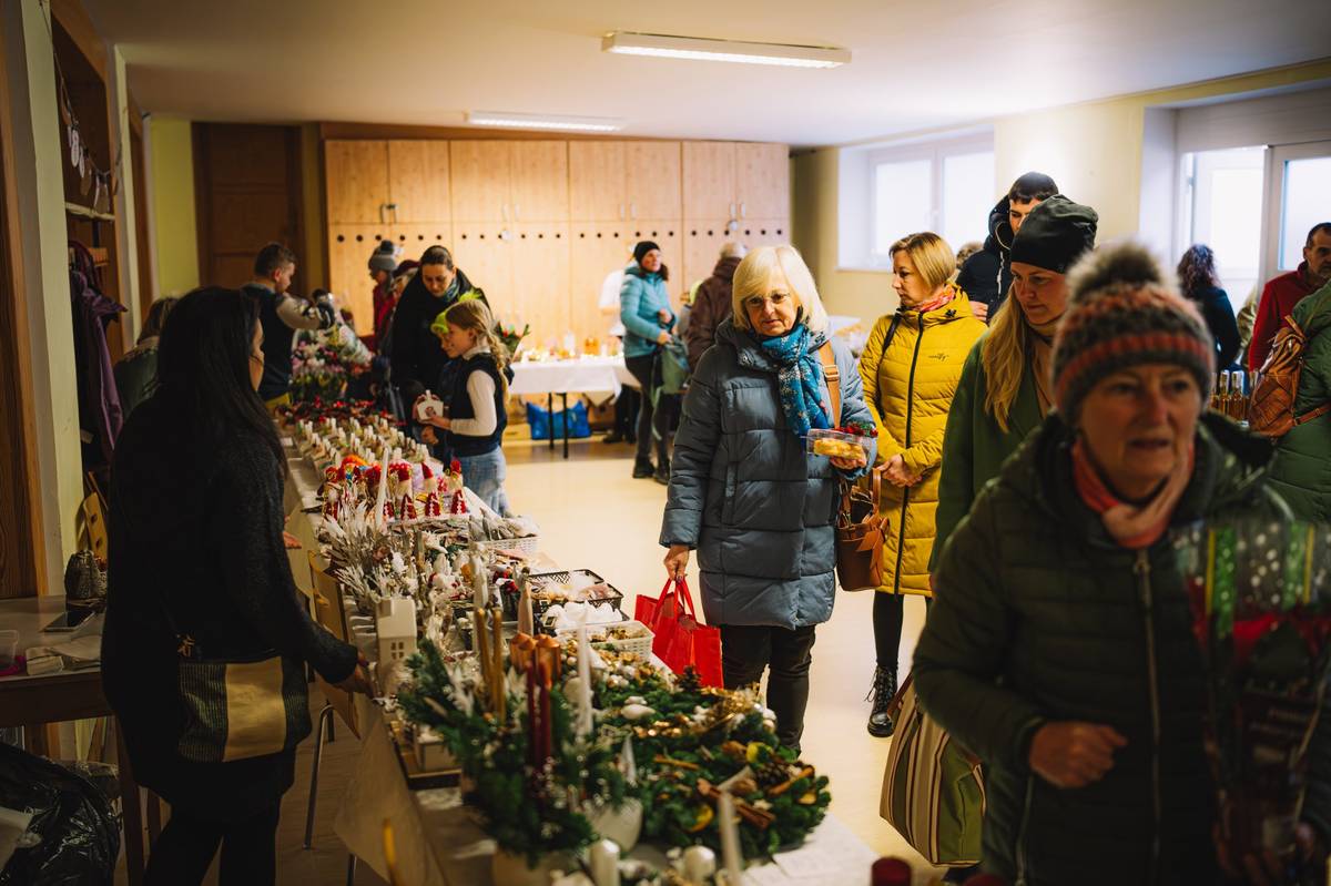 Děkujeme všem, kteří dorazili na rozsvícení vánočního stromu v Žebětíně. Bylo skvělé vidět, že si společné předadventní setkání nenecháváte ujít. Kompletní fotogalerii od Václava Kadraby najdete zde: www.zebetin.cz/rozsviceni-vanocniho-stromu-4 Děkujeme za příjemnou atmosféru a těšíme se na další společné akce. 🎄✨