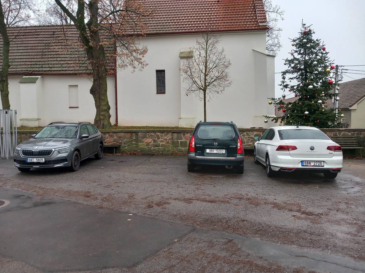 Prosíme řidiče aut zaparkovanych na parkovišti na prostranství u kostela, aby své auta přeparkovali, probíhají zde přípravy na Rozsvěcení vánočního stromu. Děkujeme