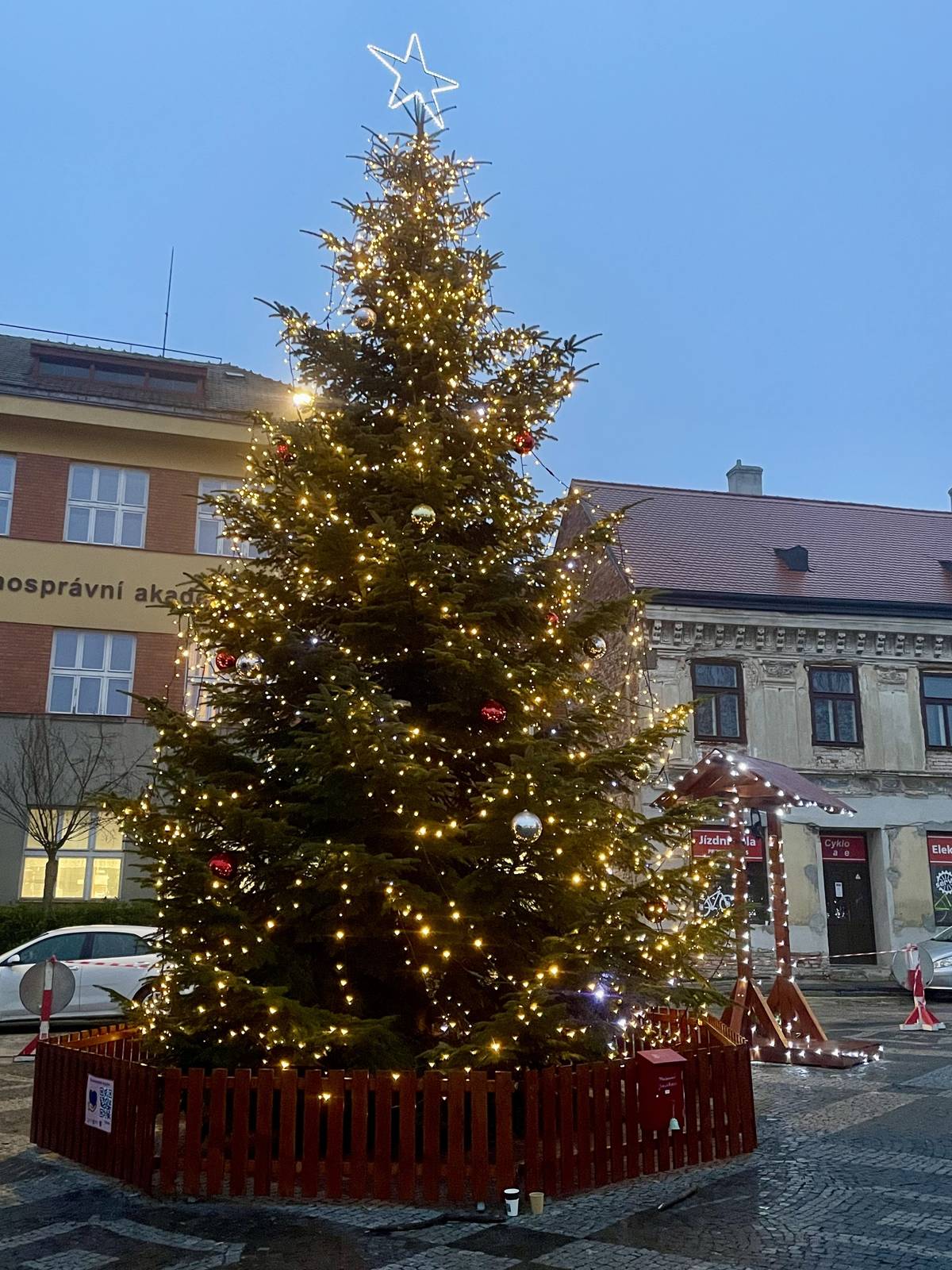 Náš strom byl opět zařazen do ankety o nejkrásnější vánoční strom Hodonínska 🎄 Hlasujeeeeem 😎  Kde na Hodonínsku září nejkrásnější vánoční strom? Hlasujte v anketě - Hodonínský deník