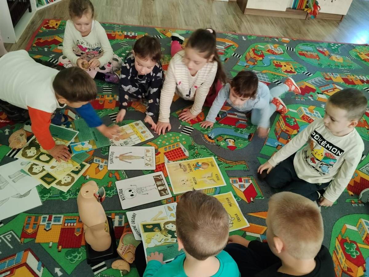 Týždeň sa niesol v znamení spoznávania ľudského tela a deti mali možnosť hravou formou objavovať, z čoho sa telo skladá a ako všetko spolu funguje.