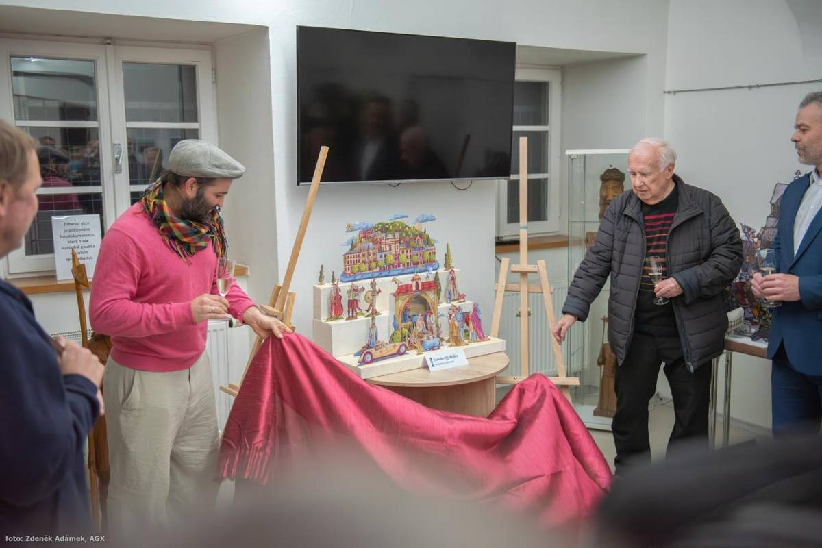 Na vernisáži výstavy betlémů, která proběhla 2. prosince v informačním centru na Horním náměstí, byl představen i unikátní šternberský vystřihovací betlém, který speciálně pro naše město vytvořil uznávaný výtvarník Vincent Chignier, tvořící a působící nejen ve Šternberku.