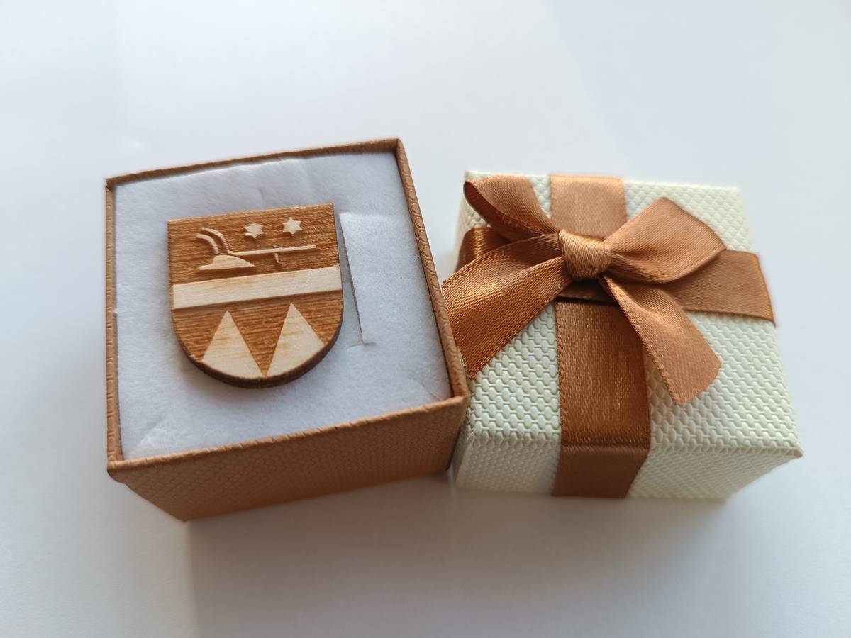 "Obecní kalendáře, pohlednice i dřevěné brože, které by se pod stromečkem 🎄🎁🔔 určitě vyjímaly, jsou již k zakoupení na obecním úřadě." Čtrnáctidenní kalendář za 100 Kč, pohlednice za 10 Kč a dřevěná brož za 100 Kč.