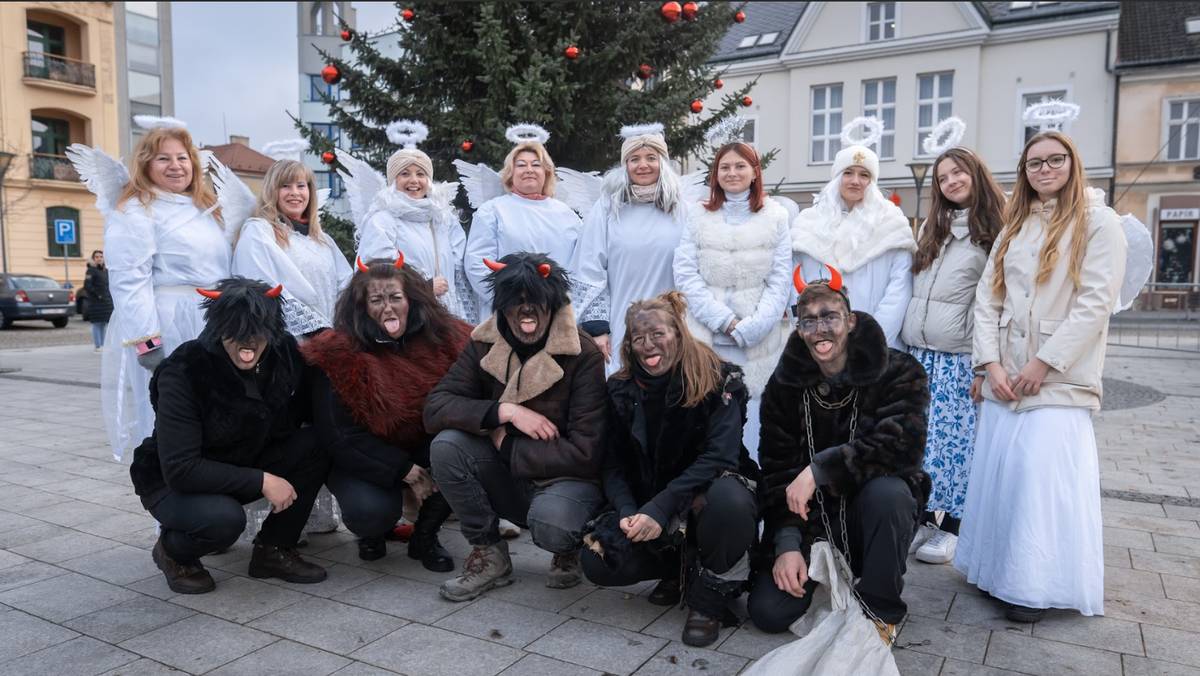 Dům dětí a mládeže Hlučín ve spolupráci se Sportem a Kulturou Hlučín srdečně zve všechny děti i dospělé na tradiční akci Mikulášské řádění, která se uskuteční v sobotu 6. prosince od 15 hodin na Mírovém náměstí v Hlučíně. Návštěvníci se mohou těšit na pestrý program plný zábavy, soutěží a předvánoční atmosféry.   Pro všechny účastníky budou připraveny pekelné úkoly, čertův tanec, průvod masek, ale také andělská nadílka pro hodné děti a bohaté občerstvení. Akce je určena pro celé rodiny a nabízí příjemnou příležitost, jak společně prožít adventní čas v duchu tradic i radosti. Vstup je zdarma. Pokud máte zájem o předání nadílky pro své děti, doneste ji nejpozději do 3. 12. 2025 do DDM Hlučín. Podepsané celým jménem a věkem dítěte. #HLUCIN #CERTI #ANDELE #MIKULAS #DDMHLUCIN