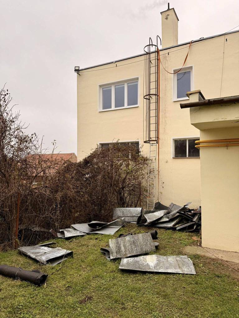 - Probíhá oprava plechové střechy na naší mateřské školce. Loni byla fit, letos nám začalo zatékat do školky. Oprava, ale už pomalu finišuje.  - Máme novou vývěsní tabuli, stará už dosloužila. Tak můžete zvesela vylepovat plakáty.