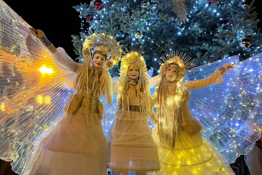 Vystoupení na chůdách plné křídel, loutek, hravosti a humoru. Naši andělé na chůdách Vám přiblíží vánoční zvyklosti vtipným a groteskním způsobem, kde se i vy stanete ...