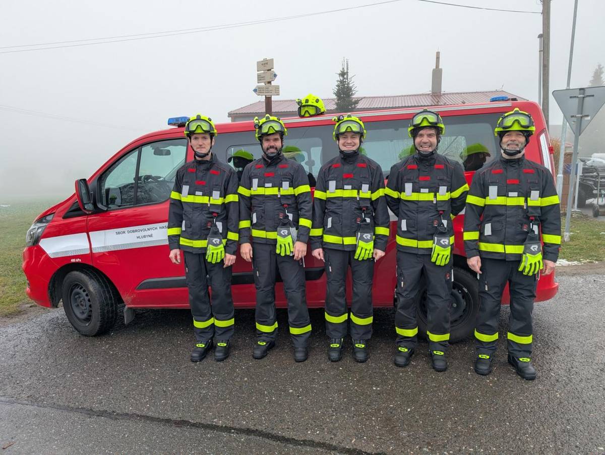 Minulý týden jsme obdrželi nové obleky, boty, helmy a rukavice pro zásahovou jednotku obce. Děkujeme Středočeskému kraji za dotaci na pořízení.