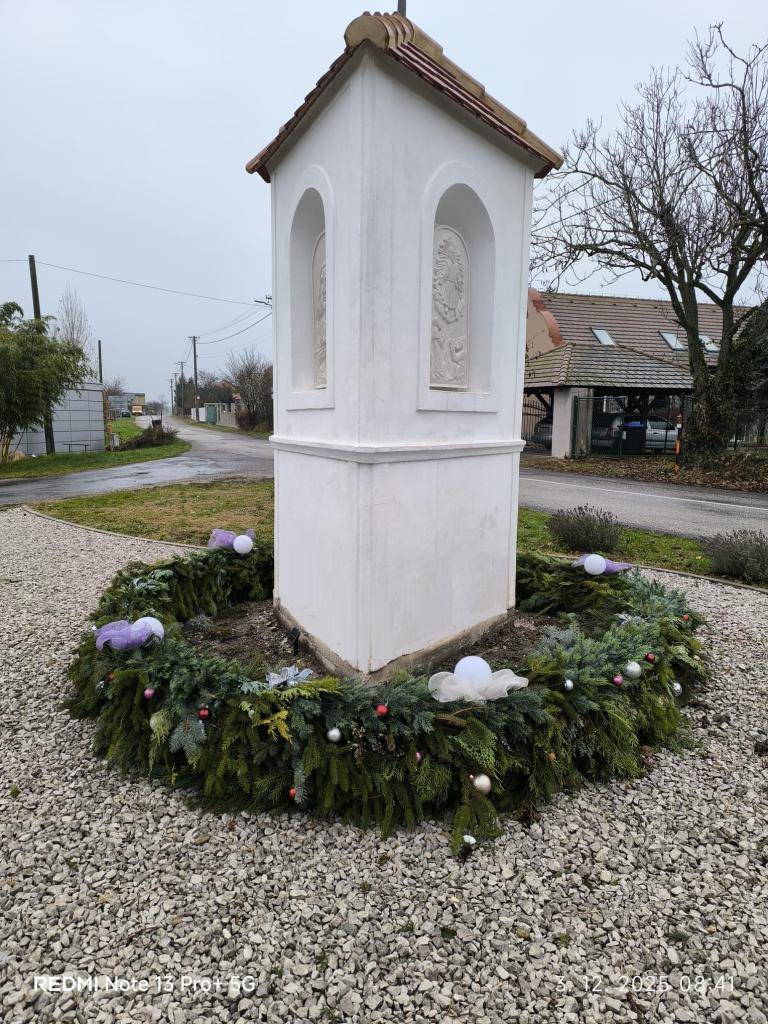 Ďakujeme všetkým, ktorí sa podieľali na vianočnej výzdobe. Vianočné ozdoby prispievajú k vytvoreniu slávnostnej atmosféry a tešia obyvateľov našej komunity.