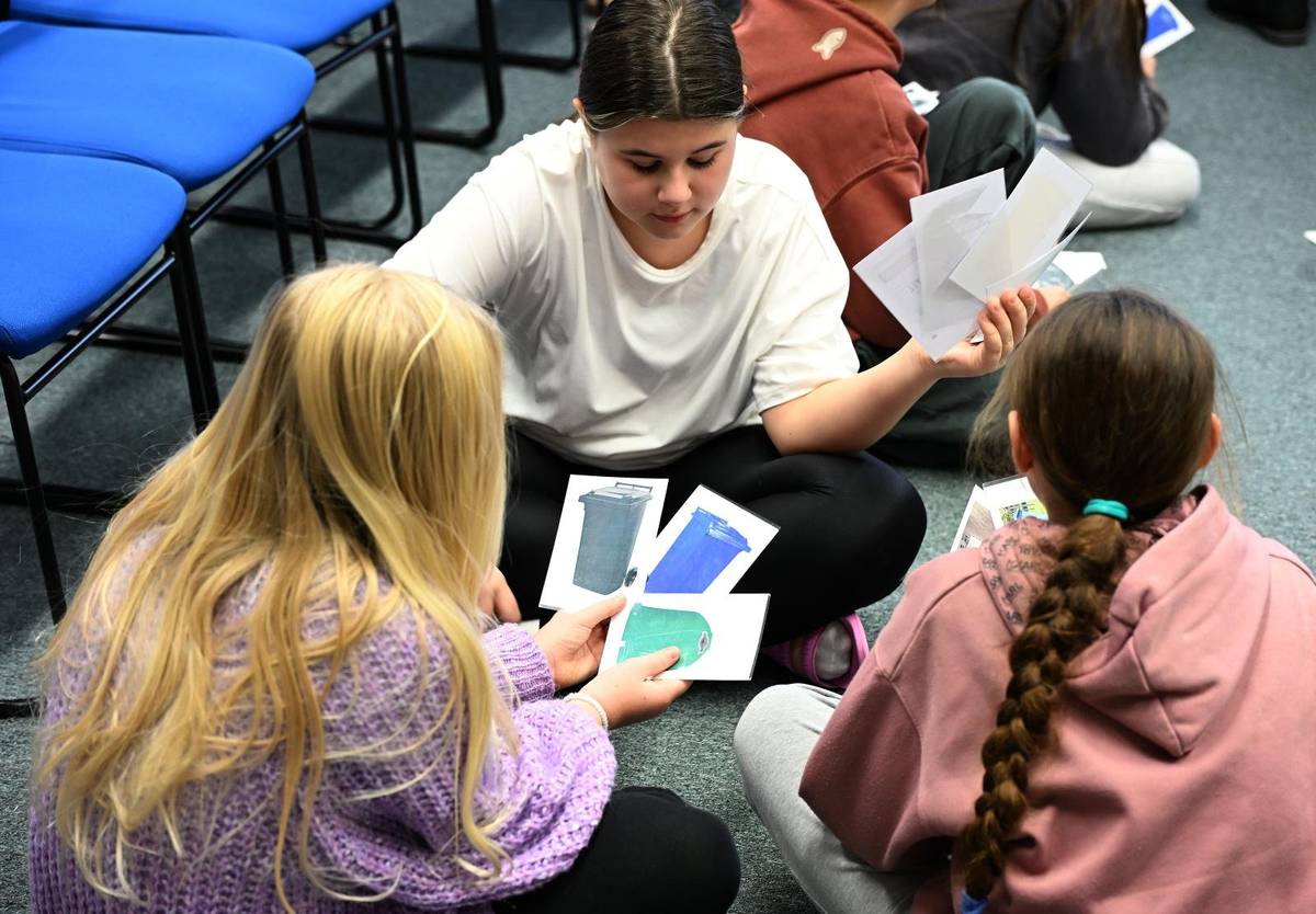 Mesto Trenčianske Teplice dlhodobo venuje pozornosť zvyšovaniu miery triedenia odpadu. Okrem modernizácie infraštruktúry a zavádzania nových systémov zberu sa sústreďuje aj na vzdelávanie obyvateľov, najmä mladej generácie, ktorá má v oblasti ochrany životného prostredia zohrávať kľúčovú úlohu. V uplynulých dňoch sa v Základnej škole A. Bagara uskutočnila zaujímavá prednáška o odpadoch. Lektor z OZV Elekos, Vladimír Juríček, žiakom vysvetlil, prečo je dôležité správne triediť odpad a aké následky môže mať nesprávne nakladanie s odpadom – či už ide o znečistenie prírody alebo ohrozenie vodných tokov. Deti sa pomocou ukážok a interaktívnych aktivít dozvedeli, čo sú čierne skládky, do akých zberných nádob jednotlivé komodity patria či ktoré materiály sú pre životné prostredie najproblematickejšie. Prednáška bola prispôsobená ich veku – nechýbali jednoduché úlohy, praktické príklady zo života ani diskusia. Cieľom podujatia bolo nielen rozšíriť vedomosti žiakov, ale tiež podporiť ich pozitívny vzťah k prírode a motivovať ich k zodpovednému správaniu. Ak sa environmentálne návyky budujú už od útleho veku, stávajú sa prirodzenou súčasťou každodenného života. Mesto bude v spolupráci so školami v podobných aktivitách pokračovať aj naďalej.