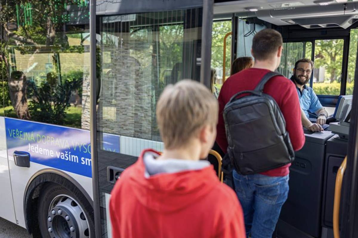 Autobusy i vlaky začnou od 14. prosince jezdit podle nových jízdních řádů.  Jsou připravené i novinky, které se týkají celé Vysočiny. Cestující se mohou těšit například na nové cyklobusy nebo znovuotevřené nádraží Jihlava město. Podívejte se na novinky a změny ve spojích zde.