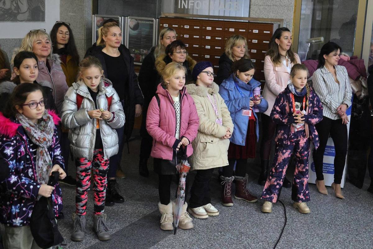 Také letos se děti z havířovských základních škol zapojily do kreativního předvánočního projektu zaměřeného na výrobu vánočních ozdob a dekorací. Pod vedením svých učitelů vytvořili celou řadu originálních výrobků, které ozdobily magistrátní vánoční strom umístěný ve vestibulu radnice. Jelikož se nejedná o soutěž, všechny děti byly v pátek 5. prosince vedením města pochváleny a odměněny.  Výzdoba se letos nese ve stylu Mocha Mousse, což je teplý hnědý odstín inspirovaný kávou, čokoládou a přírodními materiály. Každá ze základních škol odevzdala minimálně 15 kusů ozdob ve velikosti maximálně 15 centimetrů. Výrobky školních dětí na strom nazdobily pracovnice Městského kulturního střediska Havířov.  „Ozdoby vyráběli žáci ze 17 havířovských škol a odměnu si bezpochyby zasloužili, protože projevili velkou míru kreativity a radosti z tvoření. Každá přihlášená základní škola obdržela diplom, tašky se sladkostmi a dárkovou poukázkou v hodnotě 1 000 korun. Výroba vánočních ozdob na magistrátní strom je každoroční projekt odboru školství a kultury, který má za cíl rozvíjet fantazii, estetické cítění, zručnost a spolupráci mezi dětmi. Jejich práce zaujala nejen spolužáky, ale každého návštěvníka našeho magistrátu. Dětem a pedagogům děkuji za krásné chvíle a všem přeji krásné Vánoce," uvedl náměstek pro školství a kulturu Pavel Rapant. Slavnostního dopoledne ve vánoční atmosféře se u magistrátního stromu zúčastnil náměstek pro ekonomiku a správu majetku Jakub Chlopecký, náměstek pro školství a kulturu Pavel Rapant, náměstek pro sport Daniel Vachtarčík, děti a pedagogové z havířovských škol a další hosté. Rozdávaly se diplomy a zpívaly koledy za hudebního a pěveckého doprovodu sborů Notička a Skřivánek žáků ZUŠ Leoše Janáčka z Havířova Podlesí. Odměnu za jedinečnou kolekci vánočních ozdob 2025 získaly: ZŠ Havířov-Město, Gorkého 1/329 ZŠ Havířov-Město, M. Kudeříkové 14 ZŠ a MŠ Havířov-Město, Na Nábřeží 49 ZŠ Havířov-Město, 1. máje 956/10a ZŠ Havířov-Město, Žákovská 1/1006 ZŠ a MŠ Havířov-Bludovice, Frýdecká 37 ZŠ a MŠ s polským jazykem vyučovacím Havířov-Bludovice, Selská 429/14 ZŠ Havířov-Podlesí, F. Hrubína 5/1537 ZŠ Havířov-Podlesí, Mládežnická11/1564 ZŠ Havířov-Podlesí, K. Světlé 1/1372 ZŠ Havířov-Šumbark, Gen. Svobody 16/284 ZŠ Havířov-Šumbark, Jarošova 33/85 ZŠ Havířov-Šumbark, Moravská 29/497 ZŠ Havířov-Šumbark, M. Pujmanové 17/1151 ZŠ Havířov-Šumbark, Školní 1/814 ZŠ Havířov-Prostřední Suchá, Kpt. Jasioka 57 ZŠ a MŠ Zelená 2, Havířov-Životice https://havirov-city.cz/aktuality/deti-havirovskych-zakladni-skoly-byly-odmeneny-za-tvorbu-vanocnich-ozdob