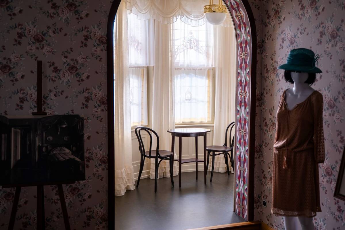 Památkově chráněná Vila Grossmann, kterou město Ostrava po rozsáhlé rekonstrukci znovu otevřelo na jaře 2024, se dál postupně dovybavuje. Architektonická perla města už přilákala přes 14 000 návštěvníků z celé republiky i ze zahraničí a nyní získává další prvky, které ji přibližují její původní podobě z meziválečného období. V uplynulých měsících byly doplněny vzácné koberce, nové textilie, vitráže, malby, a také část nového nábytku – například historizující karetní stolek či ikonické židle TON. Celkové náklady na mobiliář a další doplňky přesahují 8,5 milionu korun. Město Ostrava dále investuje do technického vybavení pro projekce a rozšířenou realitu, které obohatí komentované prohlídky a výstavy. Díky nově nalezeným dobovým materiálům bude expozice postupně rozšiřována. Aktuální program a informace o prohlídkách najdete na www.vilagrossmann.cz.