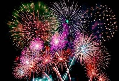 Podle zákona č. 344/2025 Sb. platí v označených oblastech zákaz zacházení s pyrotechnickými výrobky. Na obrázku máte mapu obce Kmetiněves  https://agrigis.gov.cz/.../apps/instant/basic/index.html...