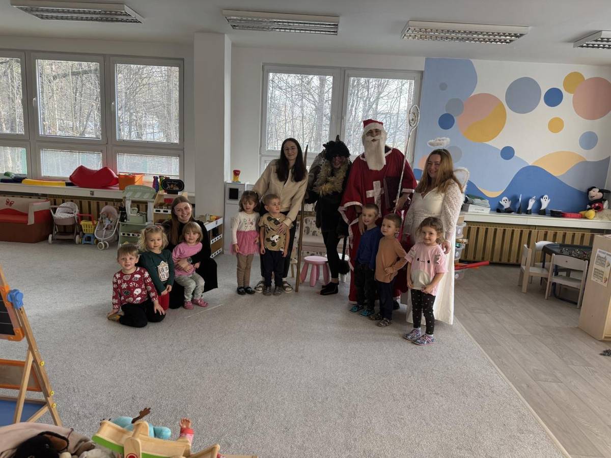 Celá naše školka dnes zažila velké předvánoční dobrodružství! K našim dveřím zaklepal samotný Mikuláš a s ním přišli i jeho věrní pomocníci – anděl a čert.
