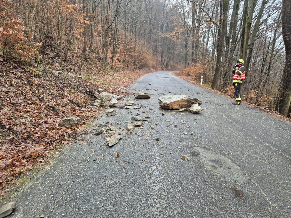 Silnice mezi Malou Skálou a Rakousy je s omezením opět průjezdná.