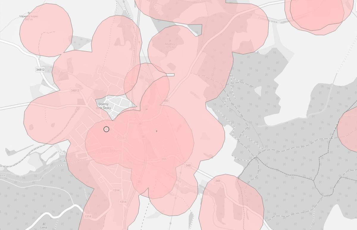 Od 1. prosince 2025 platí novela zákona o pyrotechnice, která zavádí tato omezení: Kde je pyrotechnika zakázána? Používání pyrotechniky (mimo F1 – prskavky a drobné výrobky) je nově zakázáno v okruhu 250 m od:   zdravotnických zařízení s lůžky,   domovů seniorů a sociálních služeb,   útulků a záchranných stanic zvířat,   objektů s chovem hospodářských zvířat. Pokud má výrobek uvedenou větší bezpečnou vzdálenost, platí ta.   Mapa zakázaných zón Ministerstvo zemědělství zveřejnilo interaktivní mapu omezení. Mapu najdete zde: INTERAKTIVNÍ MAPA Pozn.: načtení může trvat déle při vyšší zátěži. Prodej ve stáncích již není možný Pyrotechniku (mimo F1) nebude možné prodávat v dočasných stavbách, stáncích ani tržnicích. Ohňostroje – nová oznamovací povinnost   profesionální ohňostroje: oznámení obci, báňskému úřadu a HZS min. 7 pracovních dnů předem,   menší ohňostroje: 5 dnů předem,   oznámení obsahuje technologický postup a souhlas vlastníka pozemku.   Proč tato opatření? Cílem je zvýšit bezpečnost, chránit pacienty, seniory a zvířata a omezit negativní dopady hluku. Prosíme občany o ohleduplnost a dodržování pravidel.