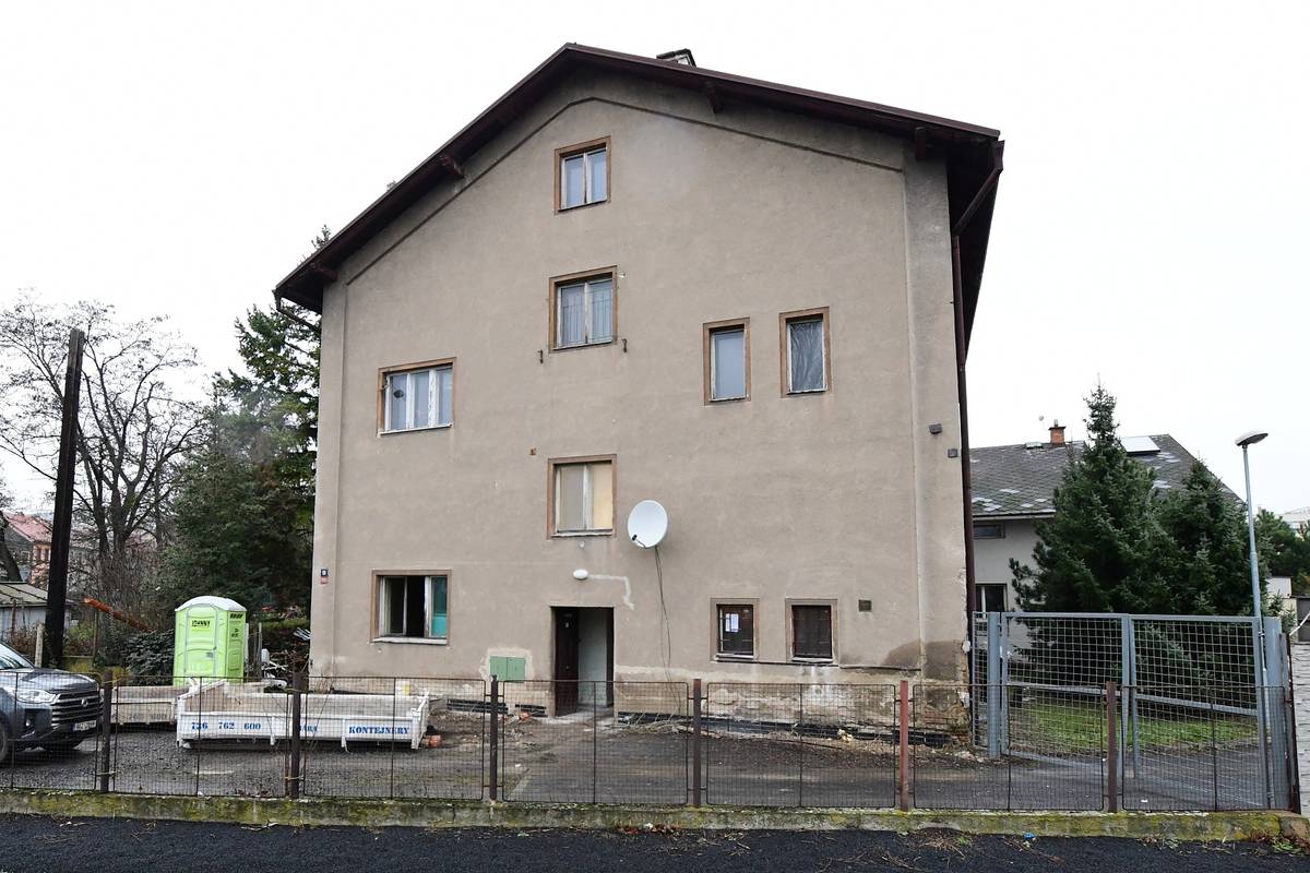 Bouracími pracemi a odvozem suti z interiérů začala v uplynulých týdnech kompletní rekonstrukce dvoupodlažní budovy v Masarykově ulici. Po přestavbě bude objekt, který je v majetku města, sloužit k nájemnímu bydlení, vznikne tam šest nových bytů. Hotovo má být v roce 2027.  Dům v sousedství areálu sběrného dvora byl delší dobu nevyužívaný a v nevyhovujícím technickém stavu. Stavební práce proto budou rozsáhlé a původní zůstanou v podstatě jen obvodové zdi. Investiční technik odboru územního rozvoje města Vladimír Kolbaba přiblížil, že v prvním podlaží vzniknou tři byty o velikosti 2+kk, z toho jeden bude bezbariérový. V druhém podlaží projekt počítá rovněž se třemi byty, a to velikostech 3+kk, 1+kk a 2+kk. „V současné době probíhají bourací práce, dělníci postupně odstraňují některé příčky, podlahy či části stropů. Bourací a vyklízecí práce by měly skončit do konce ledna a navážou na ně stavební práce uvnitř objektu. Poté přijde na řadu výměna střechy a oken. Celý objekt bude zateplený,“ popsal Vladimír Kolbaba s tím, že vytápění objektu zajistí dvě tepelná čerpadla. Náklady na rekonstrukci jsou zhruba 18 milionů korun s DPH. Město bude rekonstrukci hradit částečně dotací z programu Dostupné bydlení Ministerstva pro místní rozvoj, formou úvěru a ze svého rozpočtu. Důvod vícezdrojového financování rekonstrukce vysvětlil místostarosta Litoměřic Petr Panaš, který má ve své gesci územní rozvoj. „Dotace nemůže být v tomto titulu poskytnuta samostatně, ale pouze v kombinaci s úvěrem, přičemž úvěr musí dosahovat minimálně výše dotace. Nicméně úroková sazba je v tomto případě výhodná a činí maximálně tři procenta ročně. Zároveň je fixní po celou dobu splácení,“ objasnil místostarosta. Nájemní byty budou určeny pro fyzické osoby, které nevlastní jinou nemovitost k bydlení a splní specifické podmínky. Mohou to být například domácnosti s příjmy do 8. příjmového decilu (cca 40 tisíc jednotlivec, rodina se dvěma dětmi do 13 let cca 84 tisíc), dále mladé domácnosti do 35 let s příjmy do 9. příjmového decilu (cca 48 tisíc jednotlivec atd.) nebo domácnosti, jejíž člen pracuje v klíčových profesích, jako je zdravotnictví, školství, záchranné složky, sociální služby či veřejná správa.     {gallery}02025/bytovy_dum{/gallery}