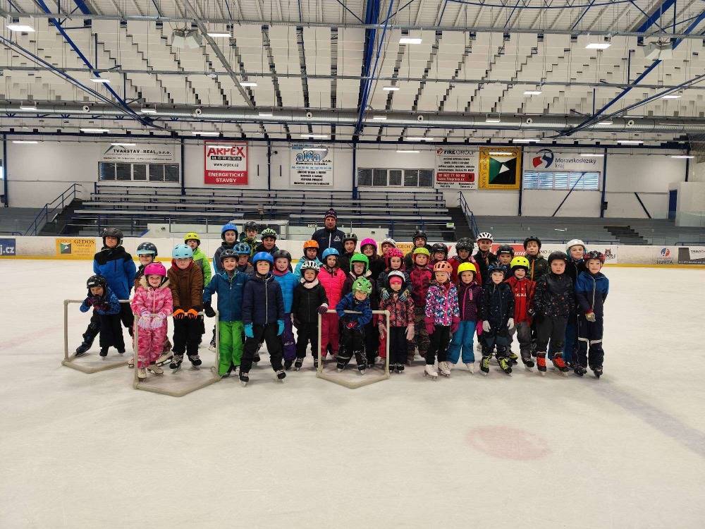 V mateřské školce na podzim děti vyrazily do Bohuslávek, vyráběli barevné dráčky, navštívily divadlo, absolvovaly několik lekcí bruslení na zimním stadiónu v Novém Jičíně.
