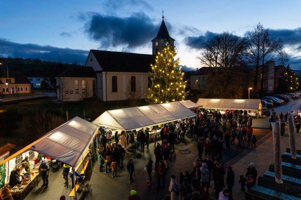 Obec Šumice společně s místními spolky a prodejci Vás zvou na tradiční Mikulášský jarmark, který se koná v sobotu 6.12.2025 od 13:30 hod. na prostranství před KD. Vystoupí CM Olšavěnka a mužský zpěvácký sbor Dřinkaři. V 15:30 hod. je pro děti připravena mikulášská nadílka.